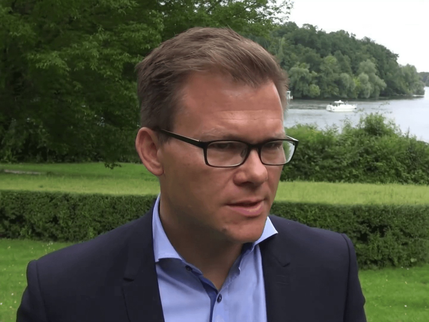 Carsten Schneider en tournée en Thuringe, entre succès climatiques et loi sur la nature contestée